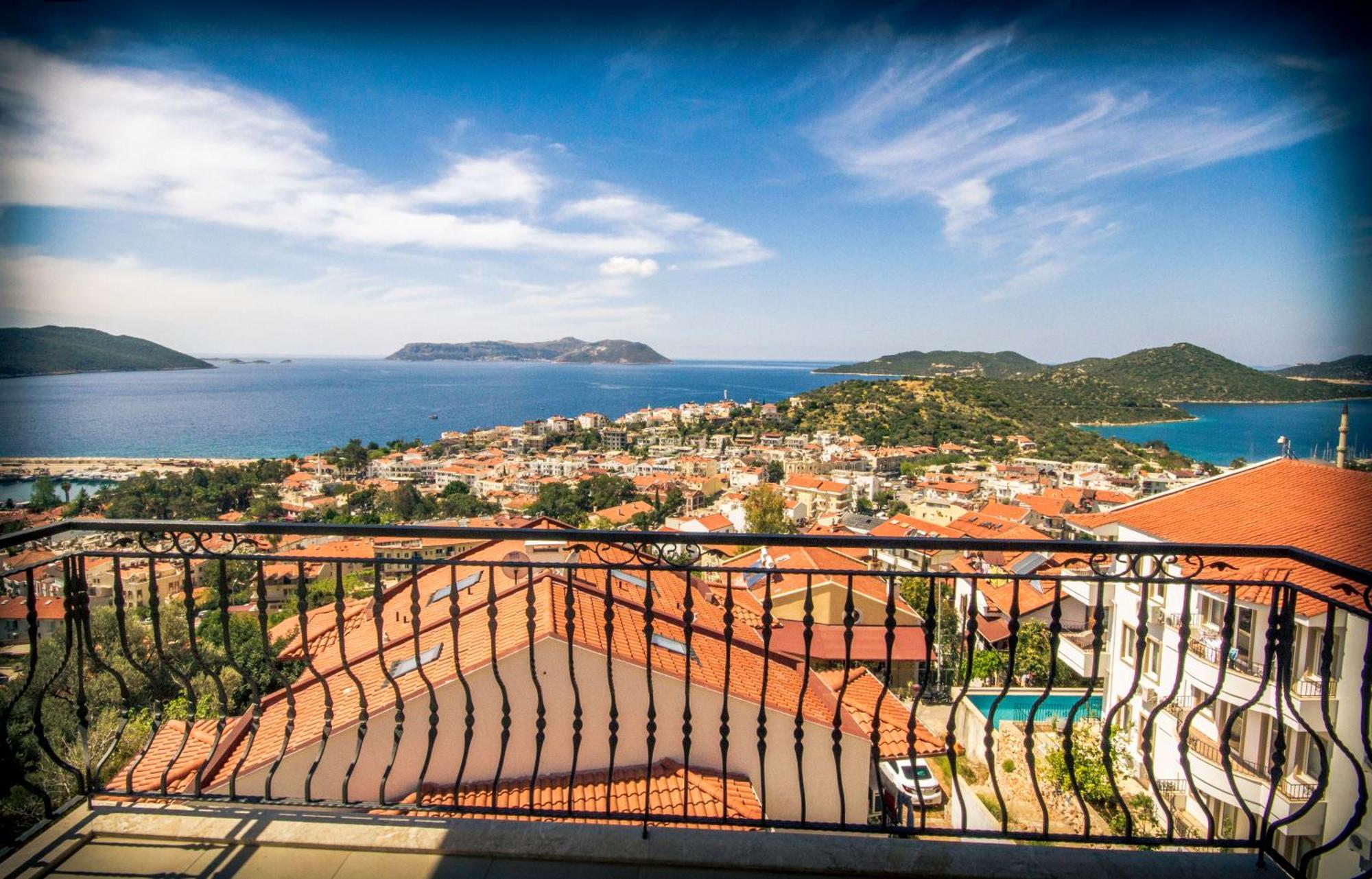 Apollo Apart Kaş Bilik gambar
