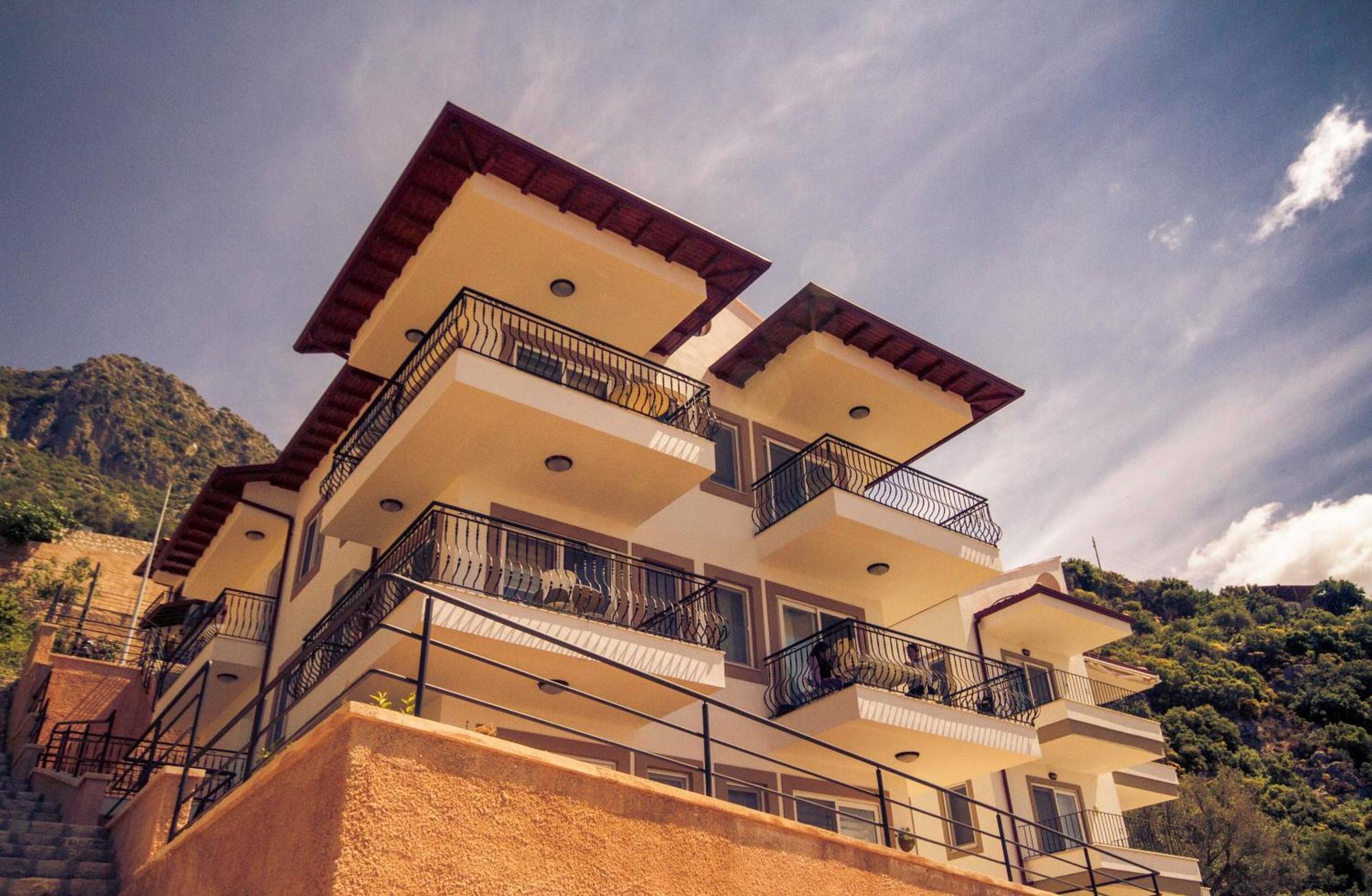 Apollo Apart Kaş Bilik gambar